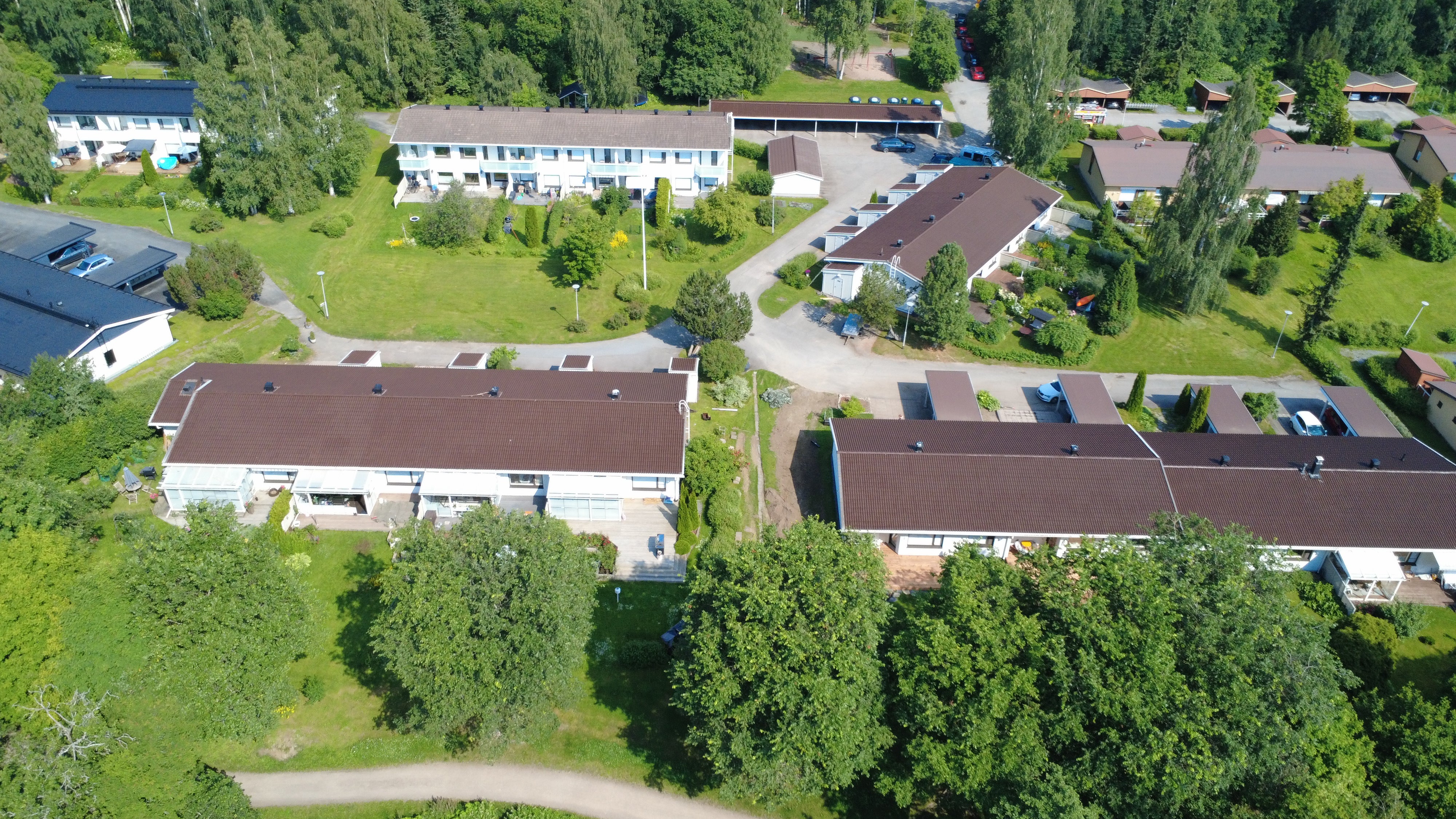 Tiilikatoille uutta elämää  –  As Oy Villilän Rantapuiston pinnoitusurakka