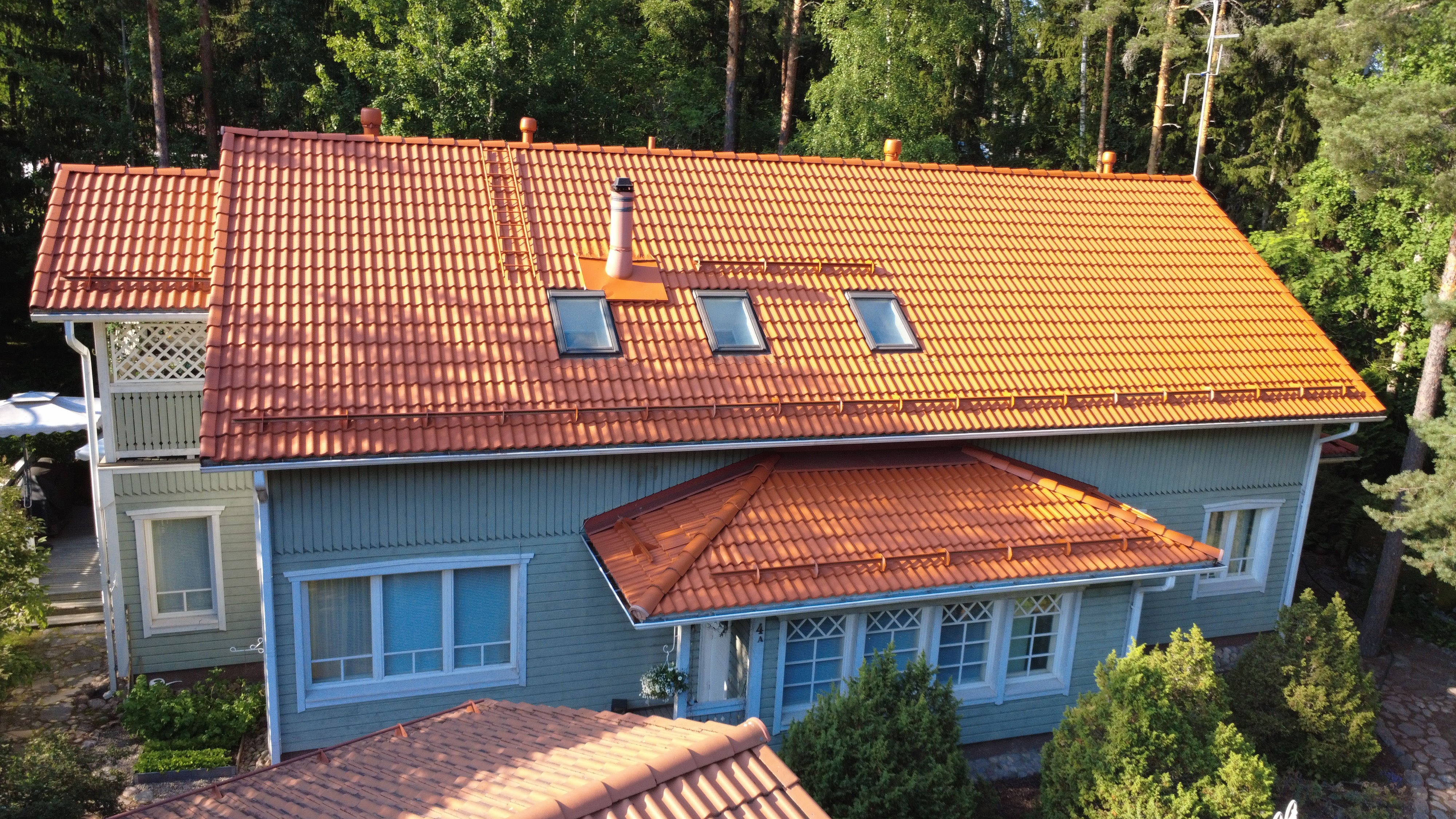 Paritalo Lempäälässä - tiilikaton pesu ja pinnoitus